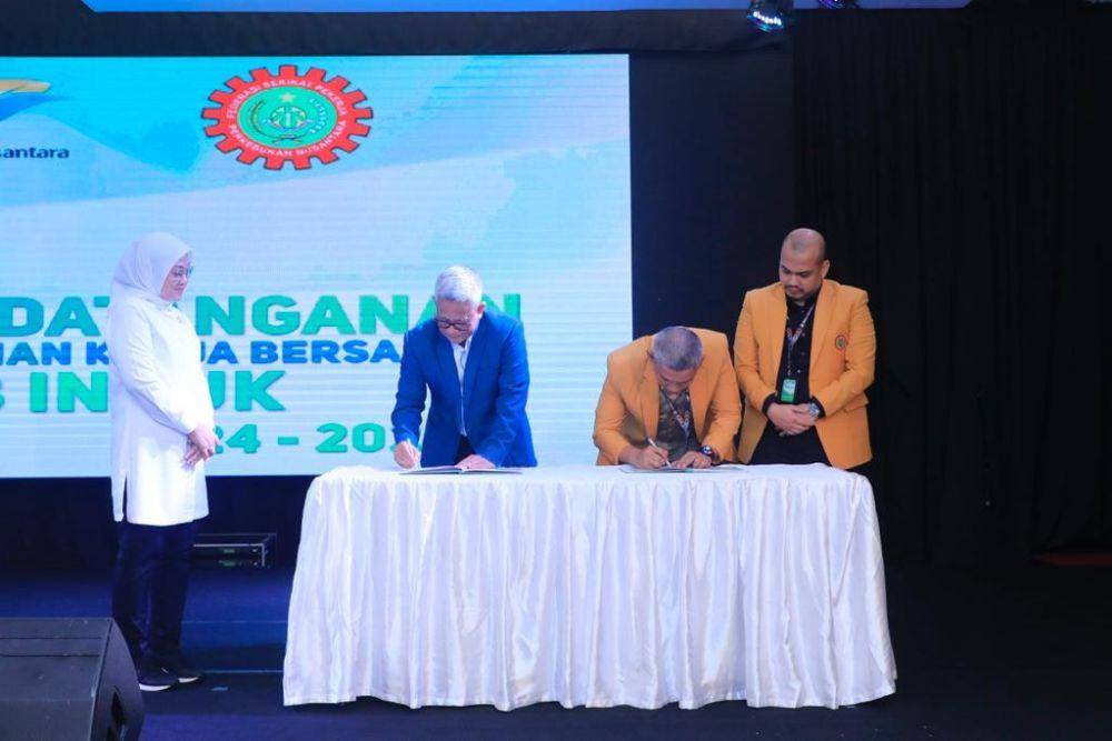 Menteri Ketenagakerjaan Ida Fauziyah menghadiri Penandatanganan Perjanjian Kerja Bersama (PKB) Induk antara PT Perkebunan Nusantara III (Persero) dengan Federasi Serikat Pekerja Perkebunan Nusantara (FSPBUN) periode 2024–2025 di Jakarta, Senin (20/11/2023). (dok. Kemnaker)