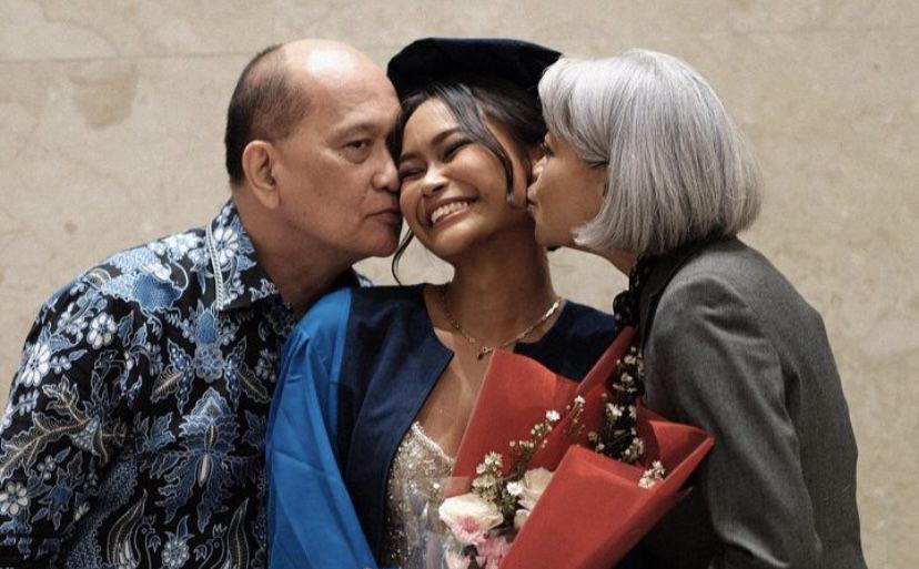 8 Potret Wisuda Sarah Tumiwa Jadi Sarjana Komunikasi Pemasaran