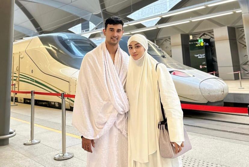 7 Potret Umrah Margin Wieheerm dan Ali Syakieb, Makin Fokus Beribadah!