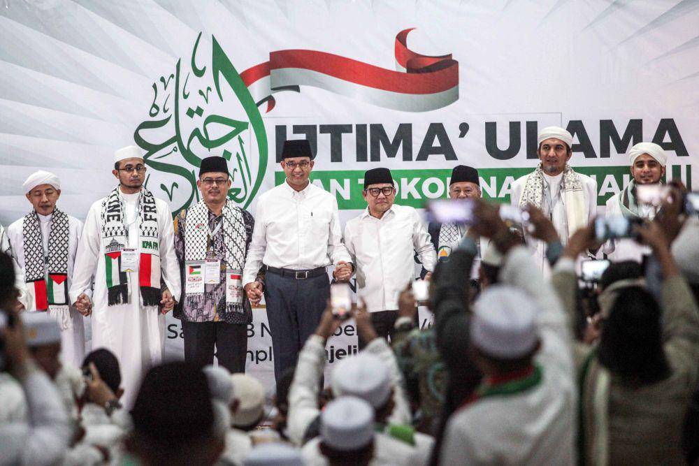 Pasangan capres dan cawapres nomor urut satu Anies Baswedan (keempat kiri) dan Muhaimin Iskandar (keempat kanan) beserta tokoh agama dan ulama foto bersama saat acara Ijtima Ulama di Komplek Majelis Az Zikra, Sentul, Kabupaten Bogor, Jawa Barat, Sabtu (18/11/2023). (ANTARA FOTO/Yulius Satria Wijaya)