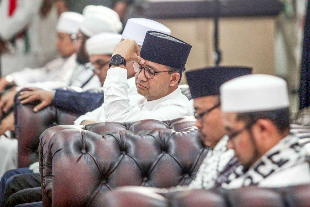 Capres nomor urut satu Anies Baswedan (tengah) menghadiri acara Ijtima Ulama di Komplek Majelis Az Zikra, Sentul, Kabupaten Bogor, Jawa Barat, Sabtu (18/11/2023). (ANTARA FOTO/Yulius Satria Wijaya)
