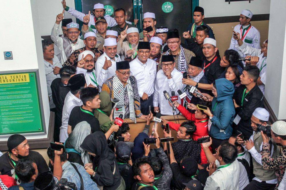 Pasangan capres cawapres nomor urut satu Anies Baswedan (tengah) dan Muhaimin Iskandar menjawab pertanyaan wartawan saat mengahadiri Ijtima Ulama di Komplek Majelis Az Zikra, Sentul, Kabupaten Bogor, Jawa Barat, Sabtu (18/11/2023). (ANTARA FOTO/Yulius Satria Wijaya)