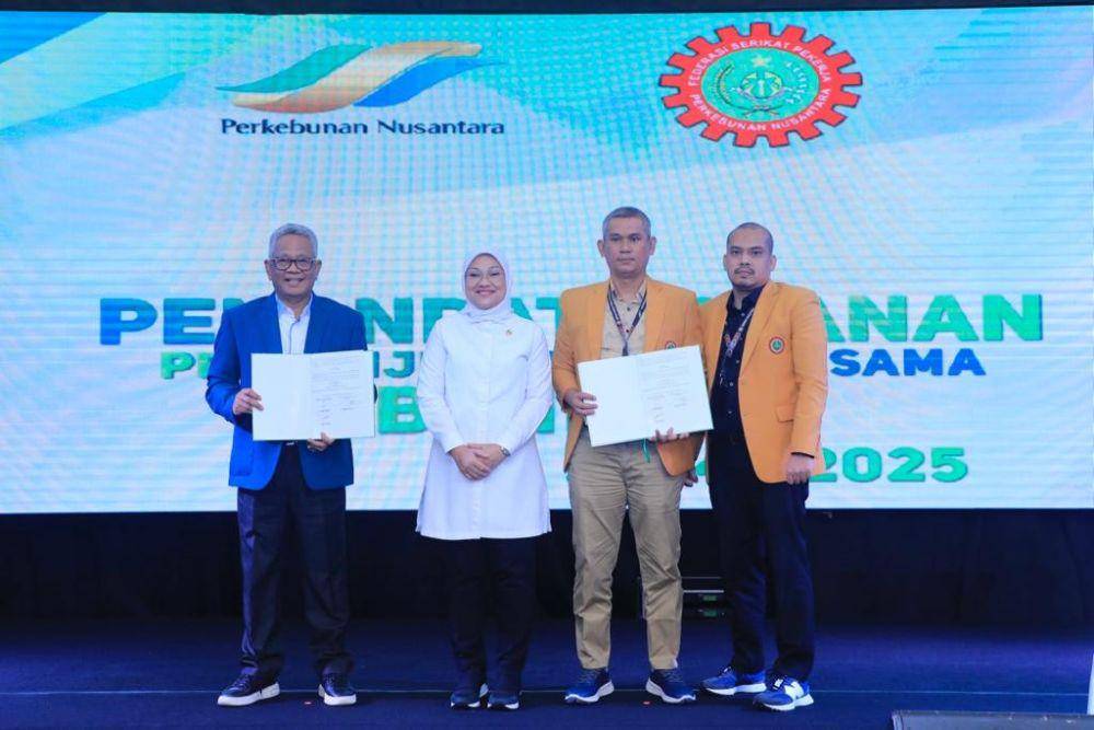Menteri Ketenagakerjaan Ida Fauziyah menghadiri Penandatanganan Perjanjian Kerja Bersama (PKB) Induk antara PT Perkebunan Nusantara III (Persero) dengan Federasi Serikat Pekerja Perkebunan Nusantara (FSPBUN) periode 2024–2025 di Jakarta, Senin (20/11/2023). (dok. Kemnaker)