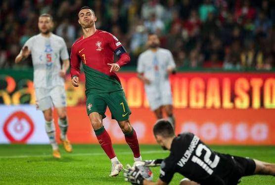 Potret Cristiano Ronaldo saat menghadapi Islandia, Senin dini hari WIB (20/11/2023). (uefa.com).
