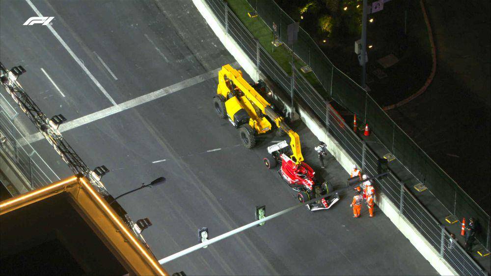 Mobil Carlos Sainz dievakuasi dengan crane setelah menabrak penutup saluran drainase pada sesi latihan bebas pertama GP Las Vegas 2023. (twitter.com/F1)