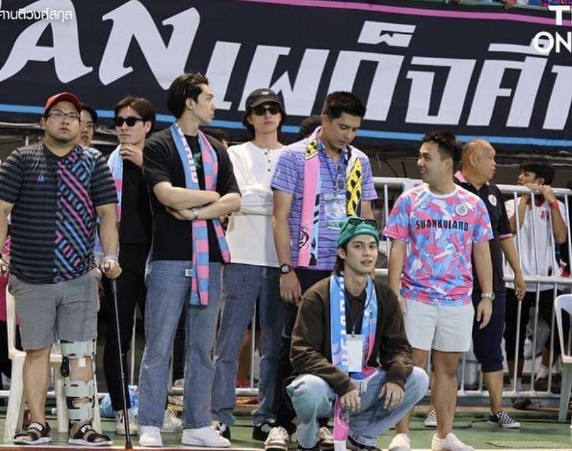 Bright Vachirawit dan Gulf Kanawut nonton bola bersama (instagram.com/kamoarchawin)