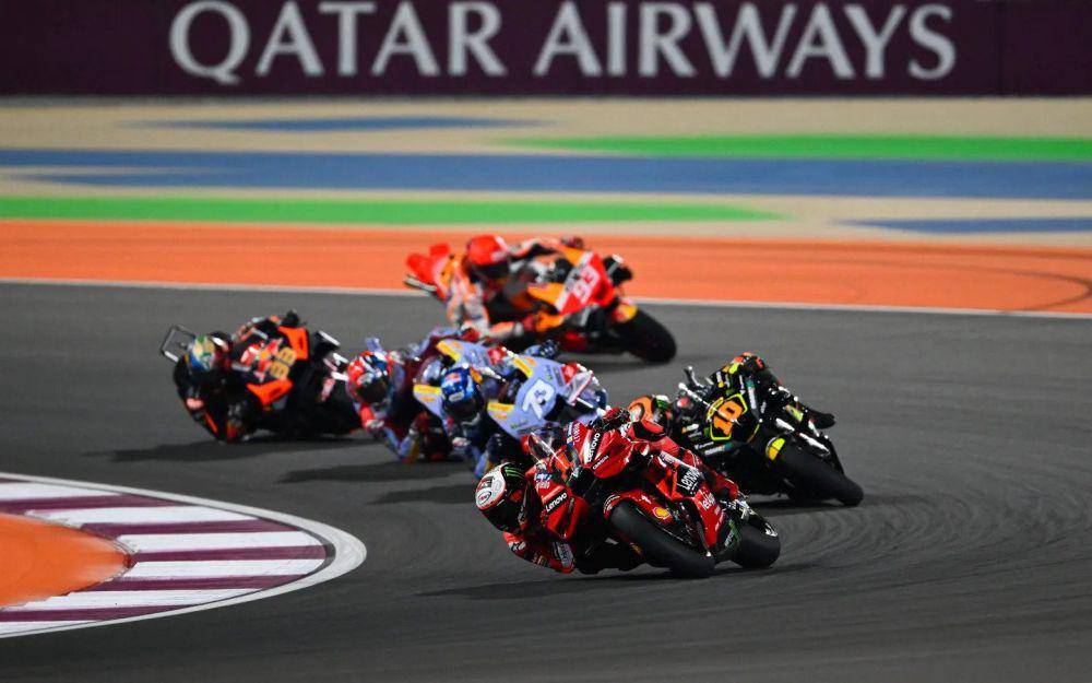 Francesco Bagnaia berada di depan pembalap lain saat main race GP Qatar 2023. (motogp.com)