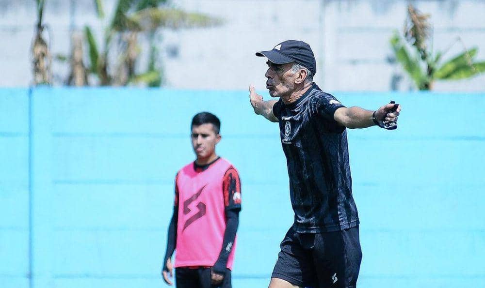 Fernando Valente saat memimpin latihan tim Arema FC. (Dok. Media Officer Arema FC)