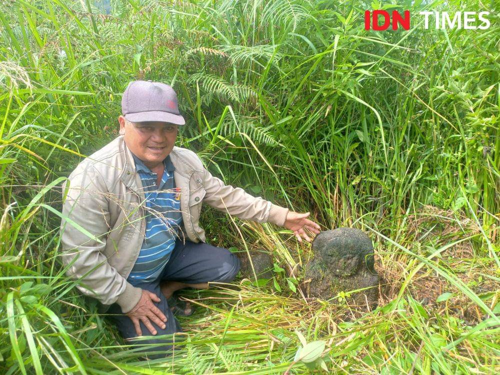Parman Girsang yang menunjukkan situs Pangulubalang (IDN Times/Eko Agus Herianto)