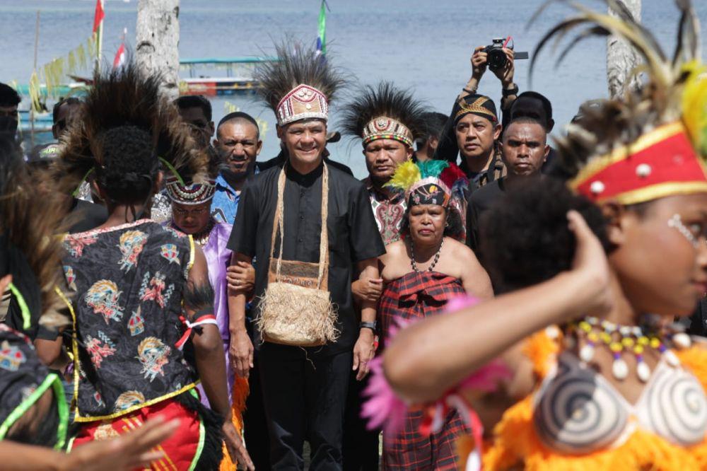 Ganjar Kunjungi Pulau Mansinam, Tempat Injil Pertama Masuk ke Papua