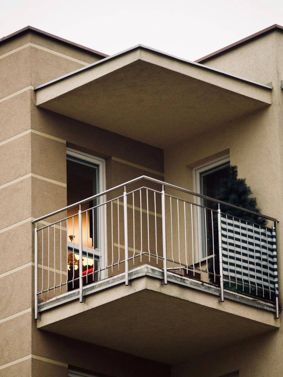 Pilihan Railing Balkon Minimalis (unsplash.com/joannaderks)