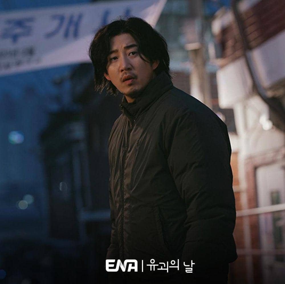 Yoon Kye Sang di drama The Kidnapping Day (instagram.com/channel.ena.d)