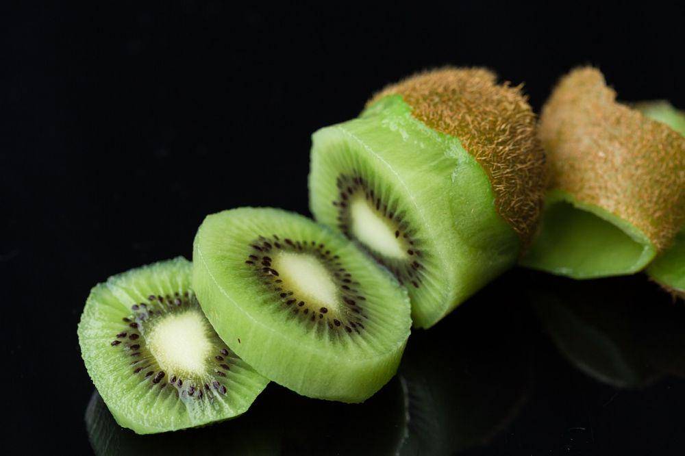 buah kiwi kupas (pixabay.com/gate74)