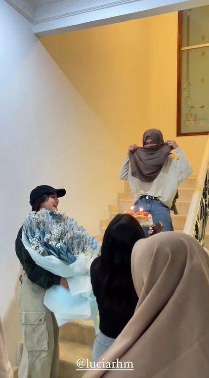 potret Fuji beri kejutan ulang tahun asistennya (instagram.com/fuji_an)