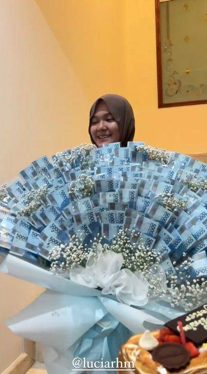 potret Fuji beri kejutan ulang tahun asistennya (instagram.com/fuji_an)