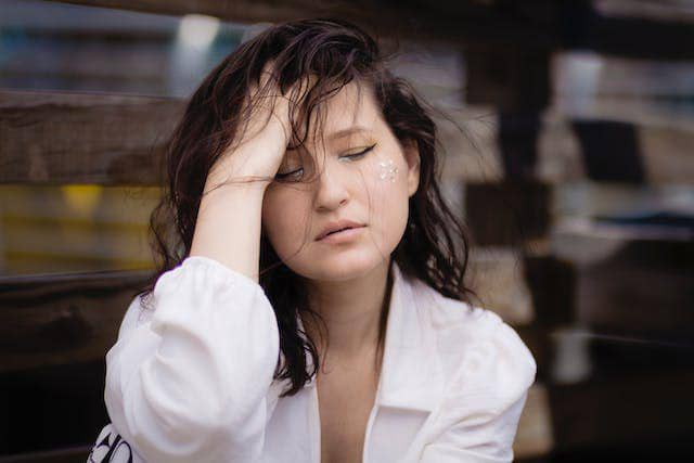 ilustrasi merasa tertekan (pexels.com/Alvin Caal)