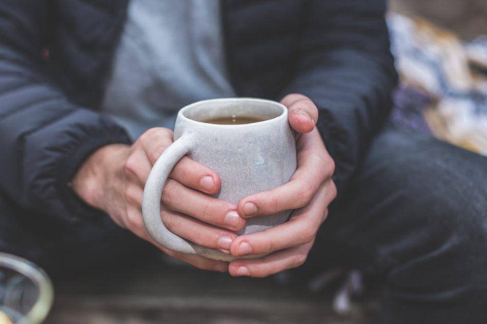 ilustrasi minum kopi (by Burst on Pexels)