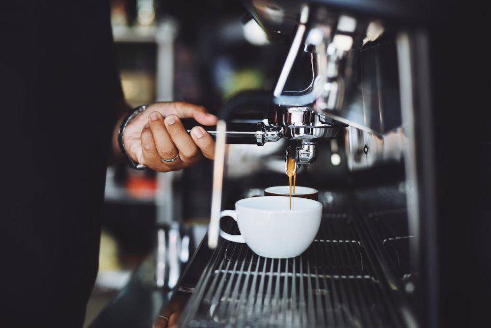 ilustrasi membuat kopi (by Chevanon Photography on Pexels)