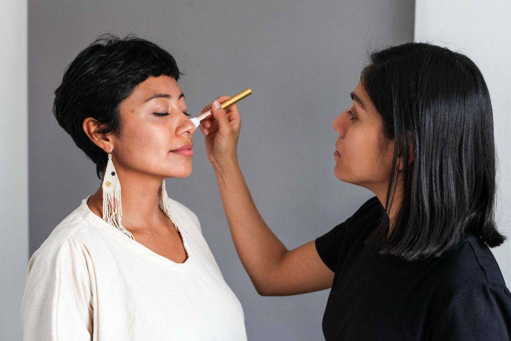 ilustrasi perempuan memakai makeup (pexels.com/Los Muertos Crew)
