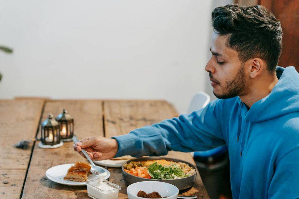 ilustrasi menjaga pola makan (pexels.com/Michael Burrows)