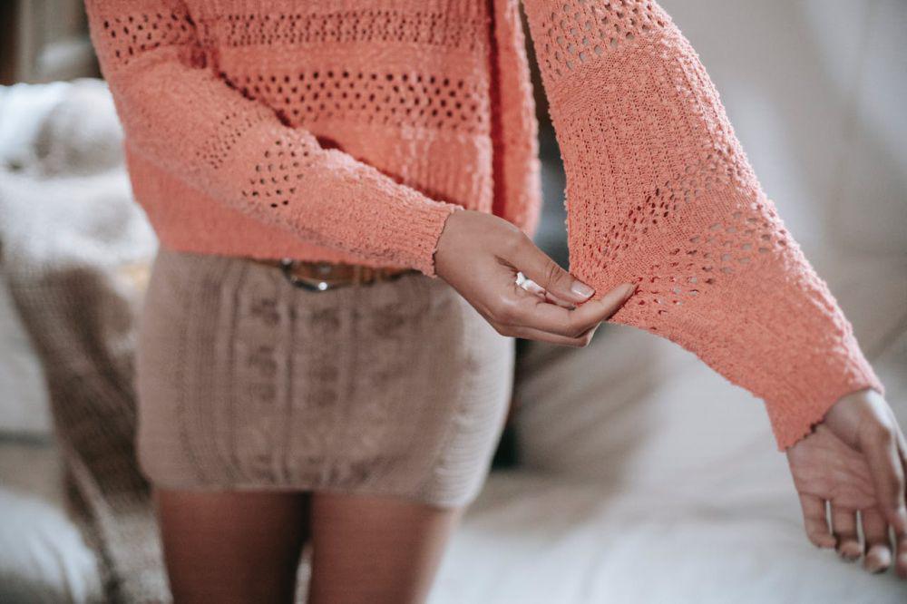 5 Kekurangan Baju Bahan Rajut, Butuh Perawatan Spesial!