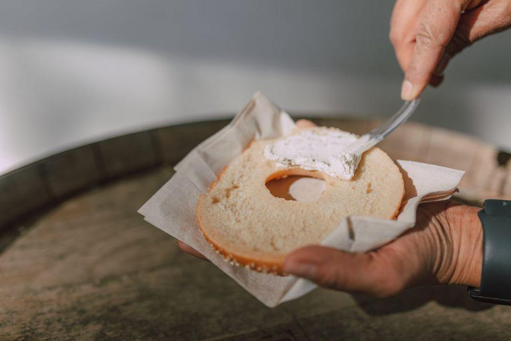 ilustrasi mengoles bagel dengan cream cheese (pexels.com/RDNE Stock project)