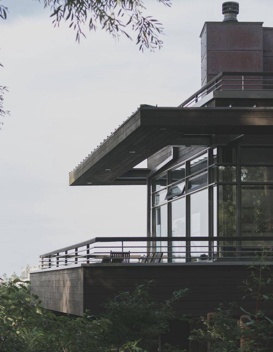 Pilihan Railing Balkon Minimalis (pexels.com/Scott Webb)