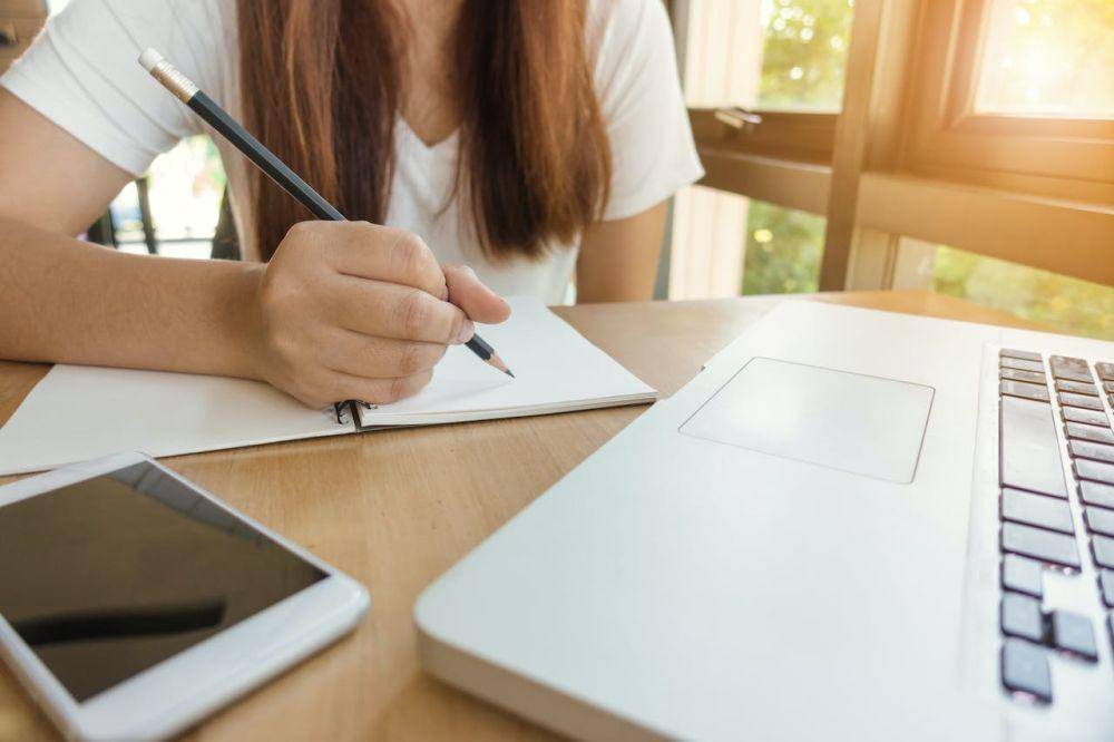 ilustrasi mengerjakan latihan soal (pexels.com/Tirachard Kumtanom)