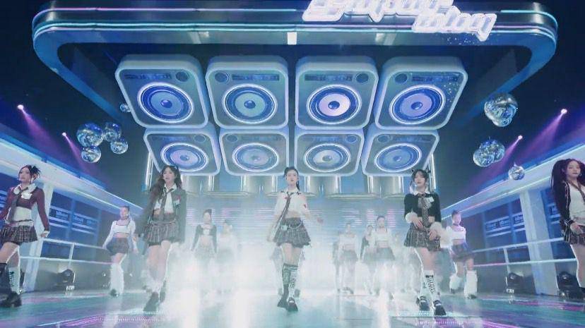 penampilan NewJeans di Billboard Music Awards  2023 (billboard.com)