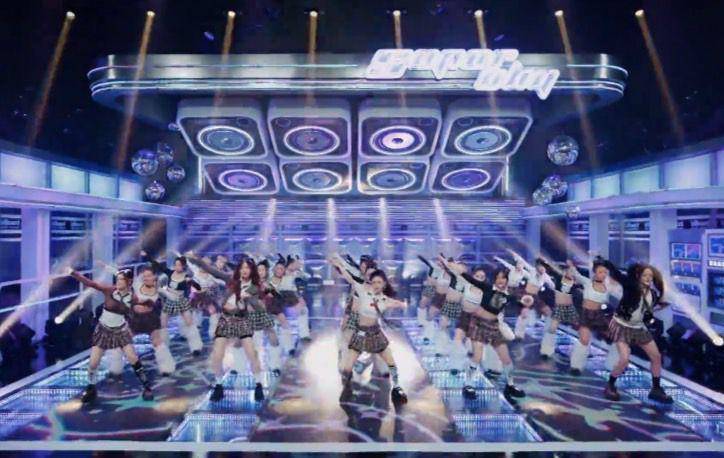 penampilan NewJeans di Billboard Music Awards  2023 (billboard.com)