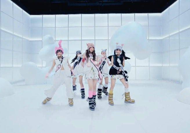 penampilan NewJeans di Billboard Music Awards  2023 (billboard.com)
