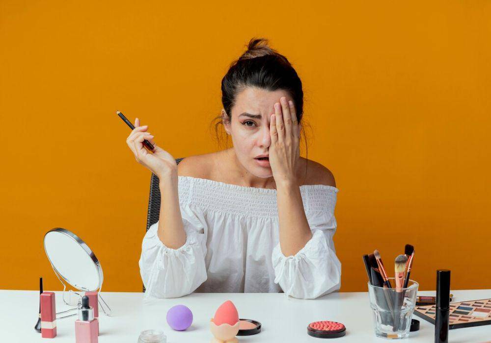 ilustrasi perempuan memakai makeup yang tidak sesuai (freepik.com/stockking)