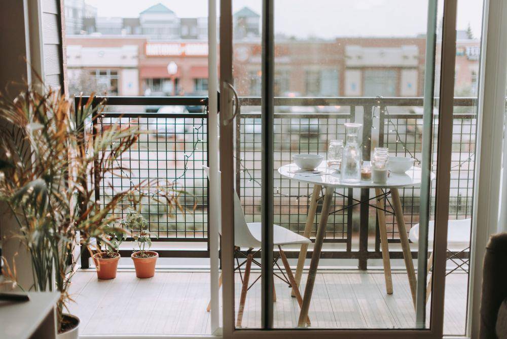 Pilihan Railing Balkon Minimalis (unsplash.com/Samantha Gades)