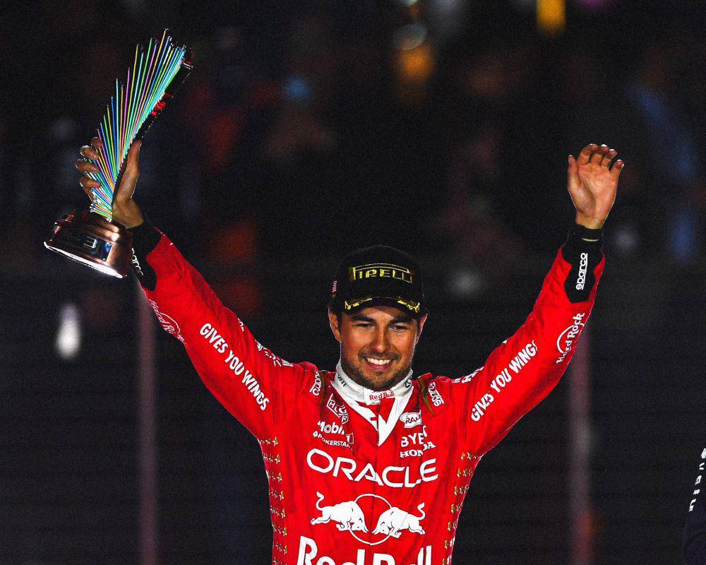 Sergio Perez mengangkat trofi juara ketiga di GP Las Vegas 2023. (twitter.com/Sergio Perez)