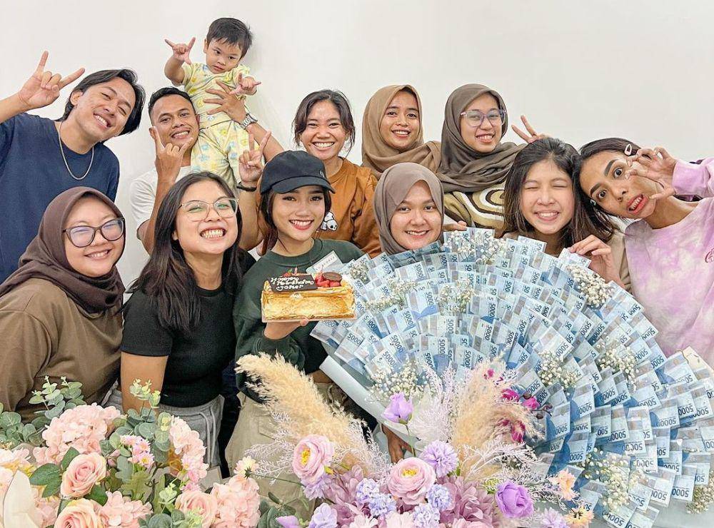 potret Fuji beri kejutan ulang tahun asistennya (instagram.com/fuji_an)