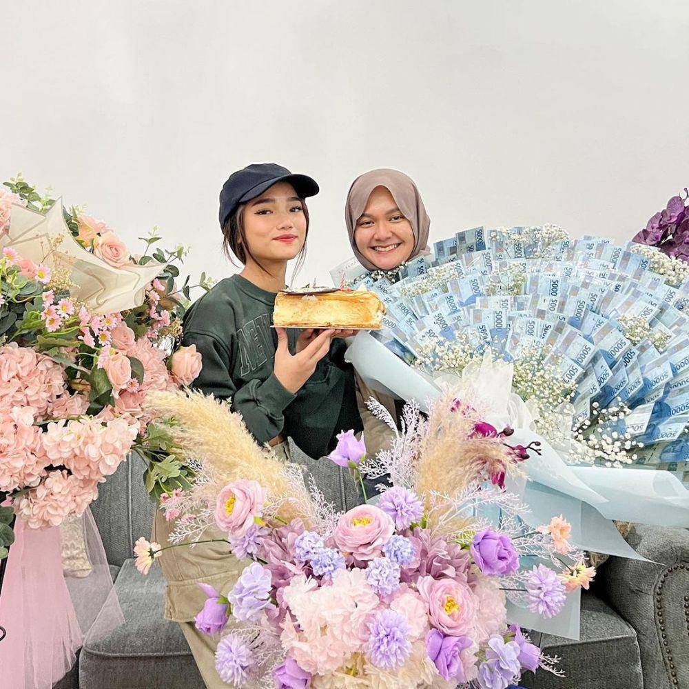 potret Fuji beri kejutan ulang tahun asistennya (instagram.com/fuji_an)