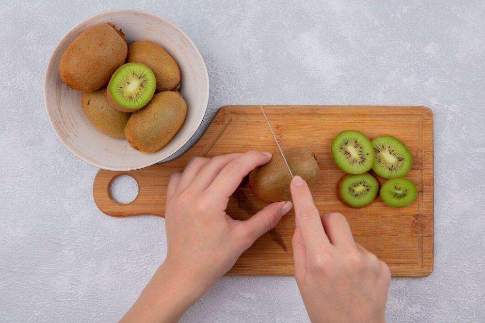 4 Cara Mengupas Kulit Buah Kiwi, Efisien dan Mudah Dilakukan!