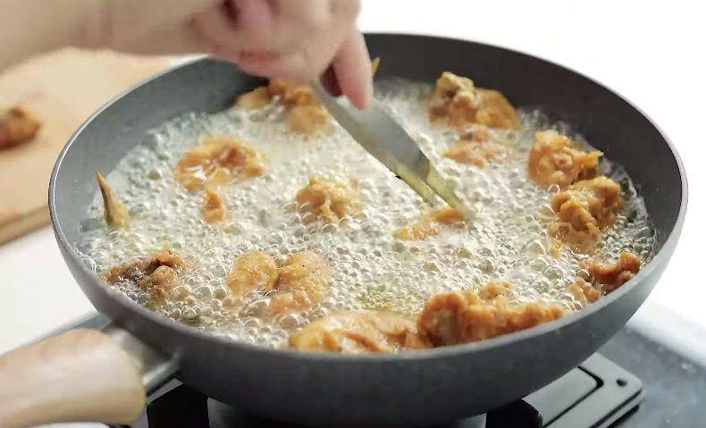 ilustrasi menggoreng ayam goreng kari (YouTube.com/Devina Hermawan)