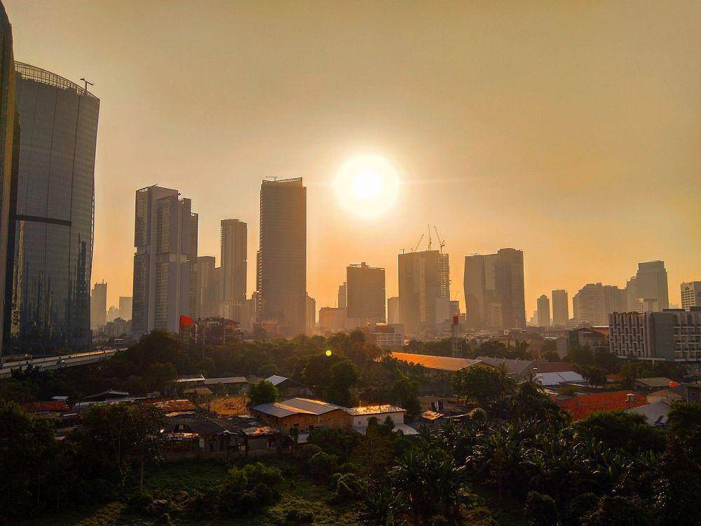 ilustrasi senja di Jakarta (wikipedia.org/HugoChaska)