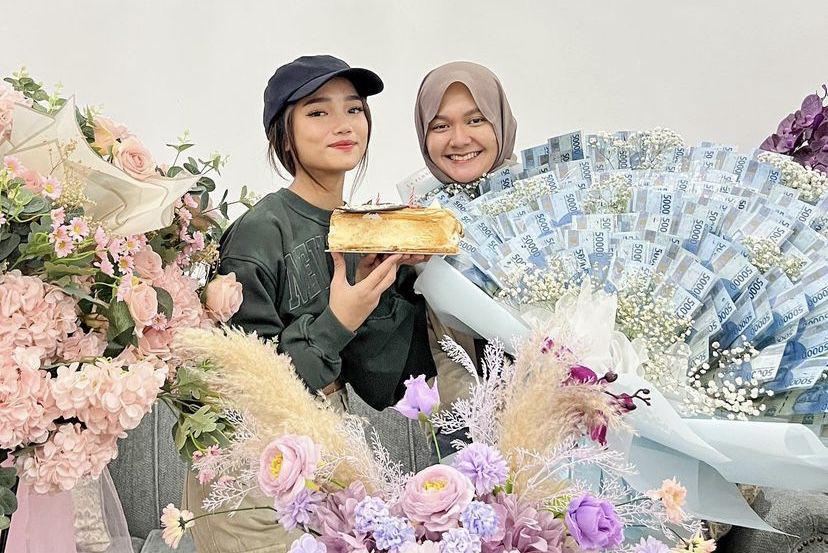 8 Momen Fuji Rayakan Ultah Asistennya, Hadiahnya Gak Kaleng-kaleng