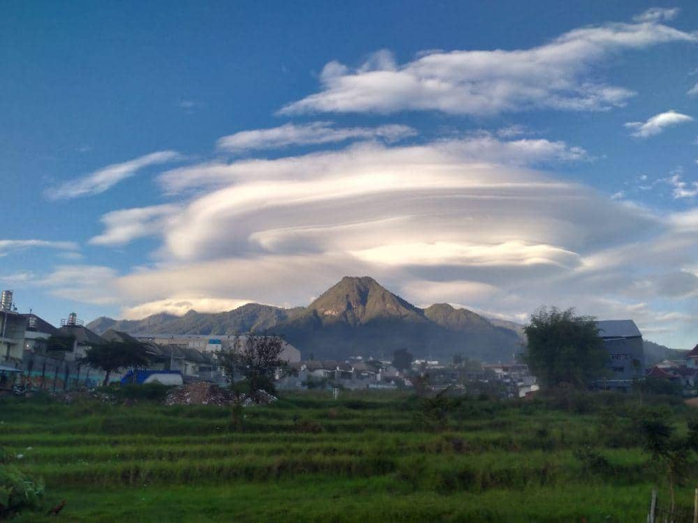 Panorama Gunung Panderman. (Twitter/@dindaxenaa)