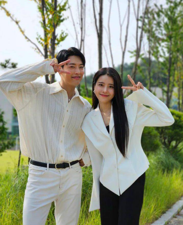 Kim Jung Hun dan Jung Shin Hye di balik layar Moon in the Day (instagram.com/17jungheon)