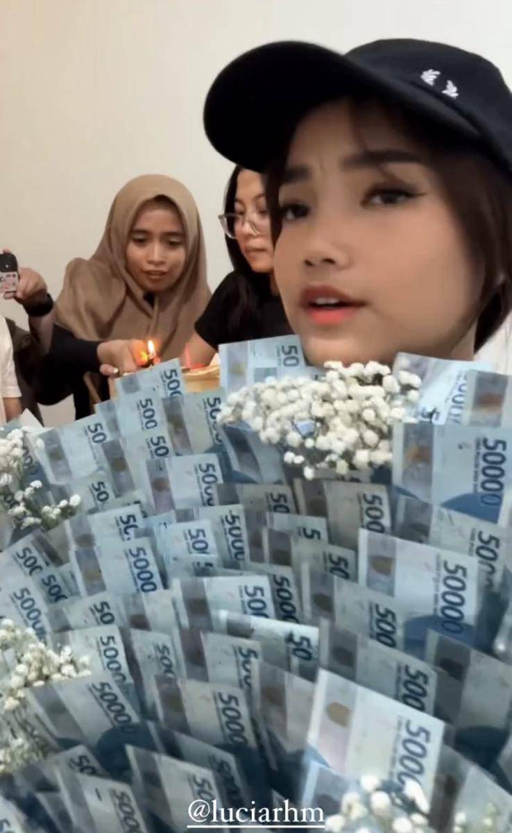 potret Fuji rayakan ulang tahun asistennya (Instagram.com/fuji_an)