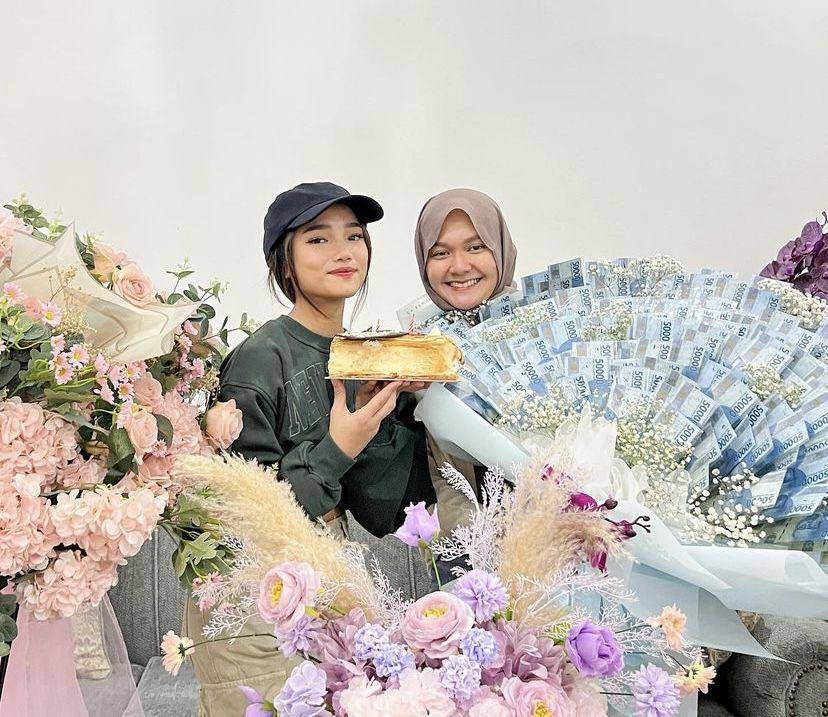 potret Fuji rayakan ulang tahun asistennya (Instagram.com/fuji_an)
