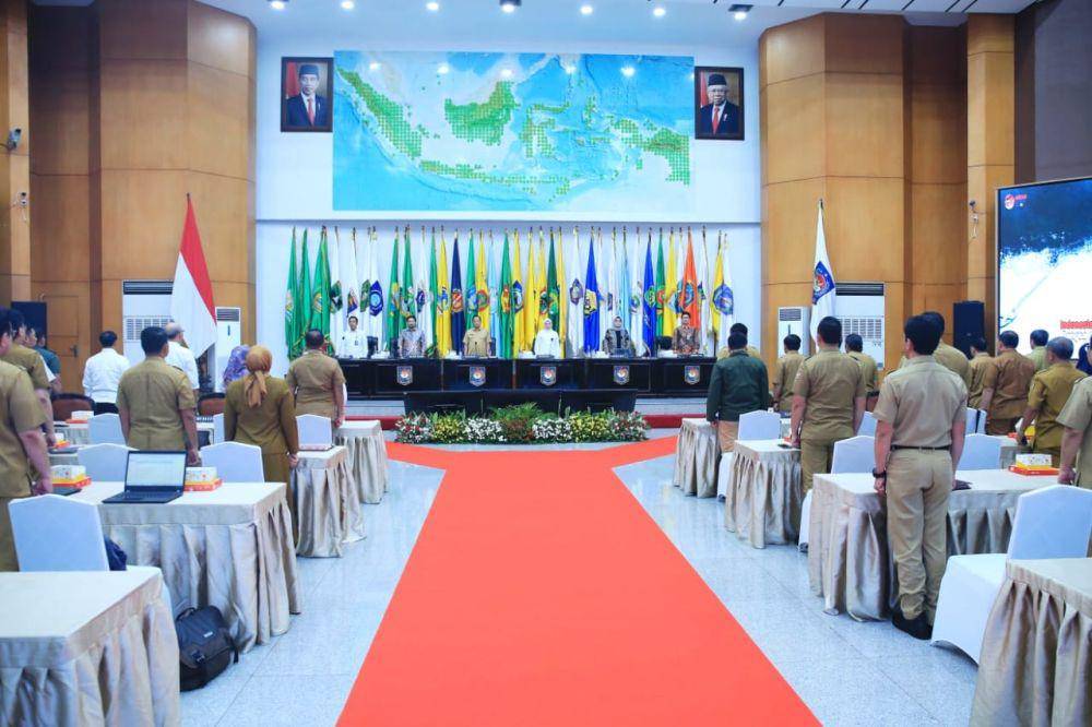 Rakornis tentang Kebijakan Penetapan Upah Minimum Tahun 2024 di kantor Kemendagri Jakarta, Senin (20/11). (dok. Kemnaker)