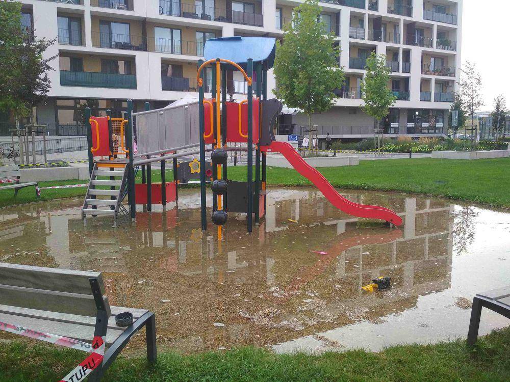 potret desain permainan gak jelas di taman bermain (reddit.com/user/JsBoatworks)