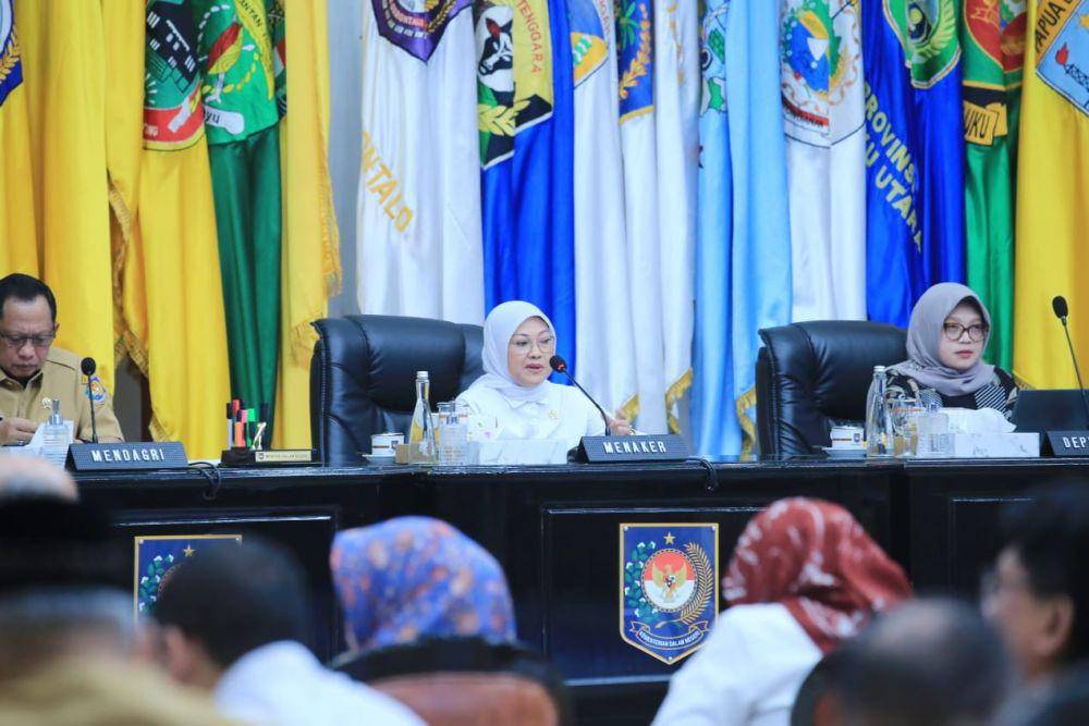 Rakornis tentang Kebijakan Penetapan Upah Minimum Tahun 2024 di kantor Kemendagri Jakarta, Senin (20/11). (dok. Kemnaker)
