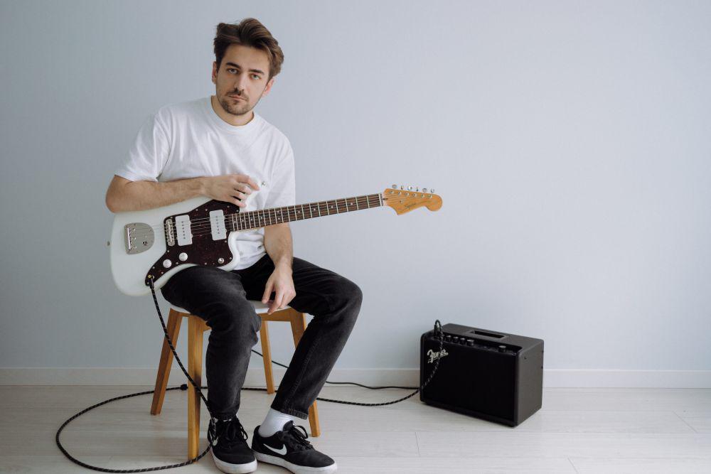 7 Aksesoris yang Wajib Dimiliki Seorang Gitaris, Apa Saja?