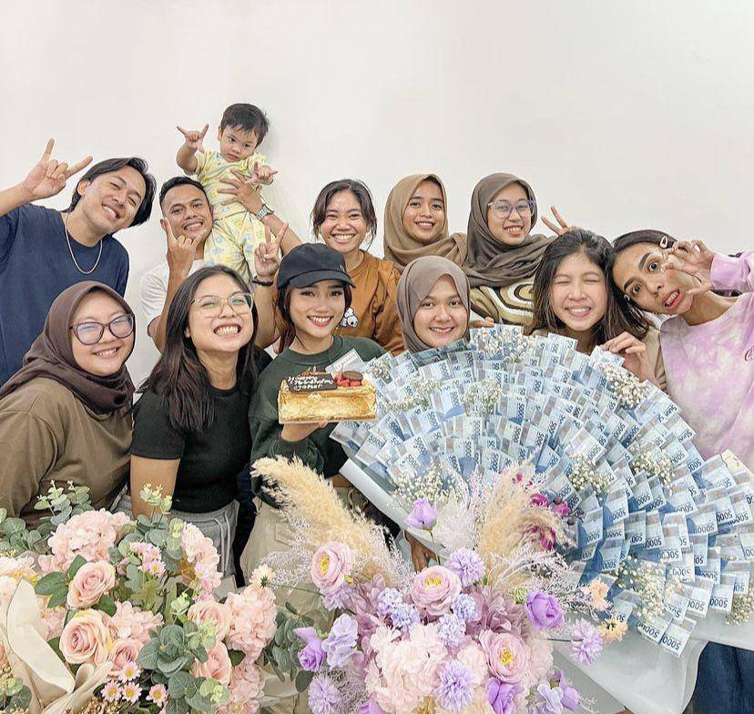 potret Fuji rayakan ulang tahun asistennya (Instagram.com/fuji_an)