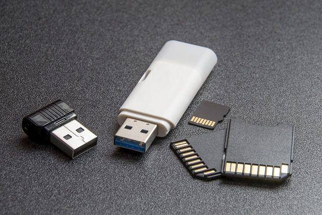 ilustrasi flashdisk di atas meja (pixabay.com/pexels)